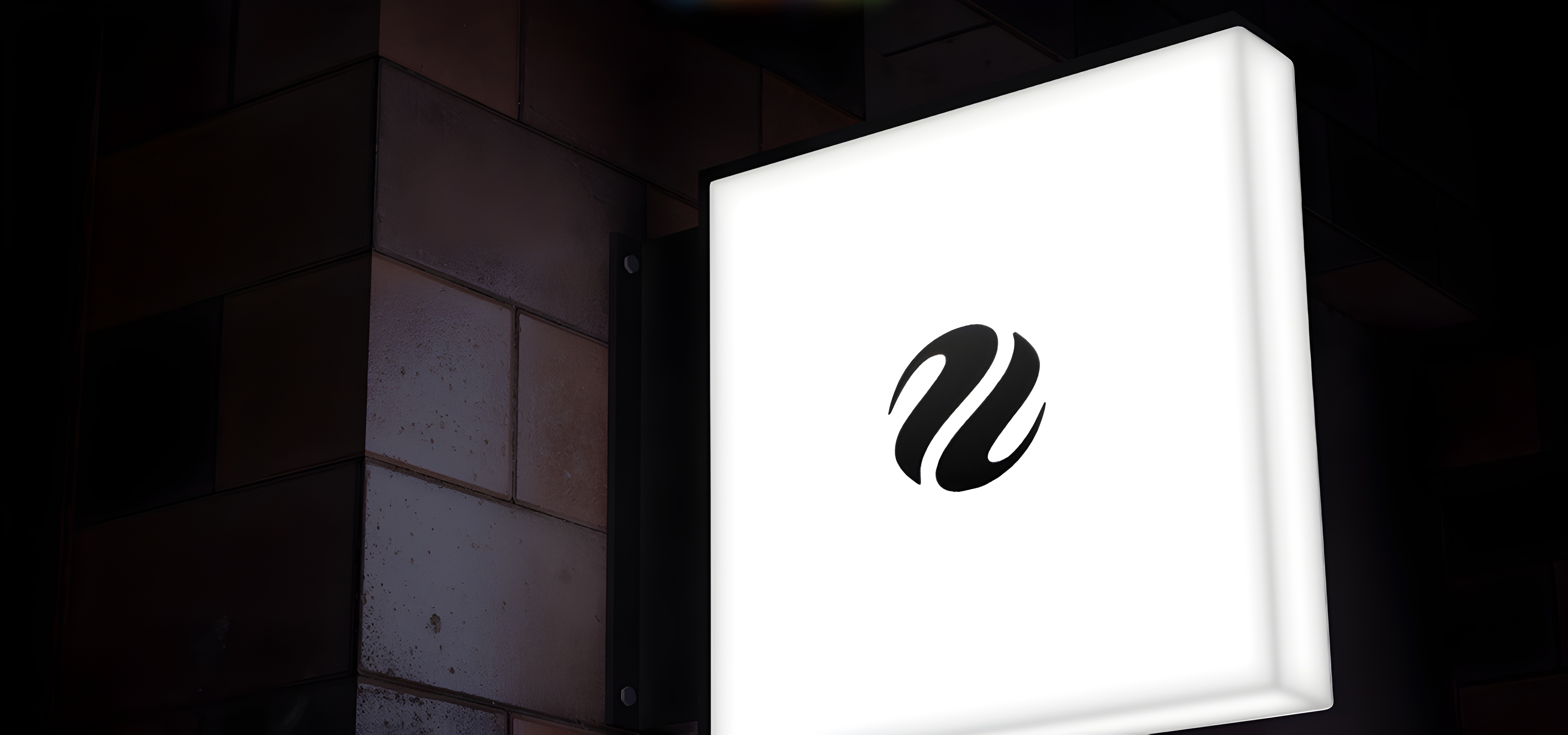 Cartel luminoso de Zevetix destacando el poder de la automatización y presencia digital para ahorrar tiempo